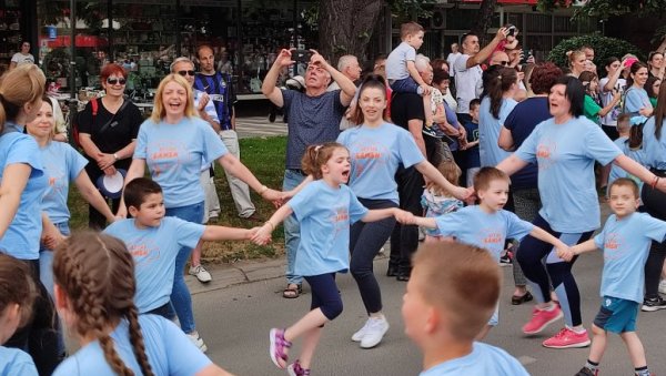 ОСМЕХ ПРЕДШКОЛАЦА ПРЕПЛАВИО УЛИЦЕ: Близу 1.500 деце и њихових родитеља заиграло у центру Лесковца