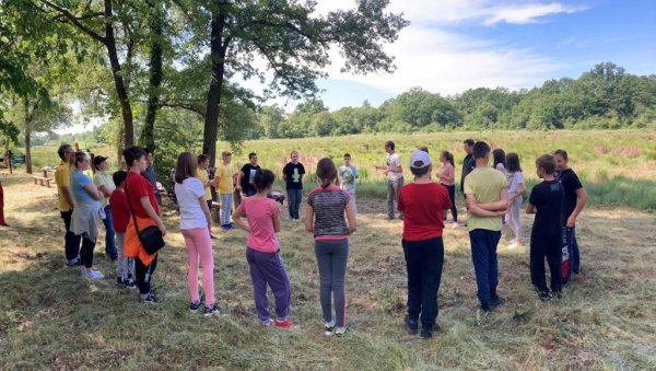 ЂАЦИ НА ПОЛИГОНУ УЧИЛИ О ЕКОЛОГИЈИ: Група одраслих волонтера крчила жбуња