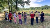 ĐACI NA POLIGONU UČILI O EKOLOGIJI: Grupa odraslih volontera krčila žbunja