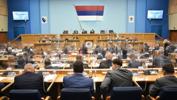 ТРЕЋИНА ПОСЛАНИКА МЕЊА СТРАНАЧКИ ДРЕС: Све масовнија трговина мандатима уништава партије у Републици Српској