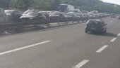 ХАОС НА ИЗЛАЗУ ИЗ БЕОГРАДА: Километарске колоне на путевима, догодила се и саобраћајна несрећа (ФОТО)