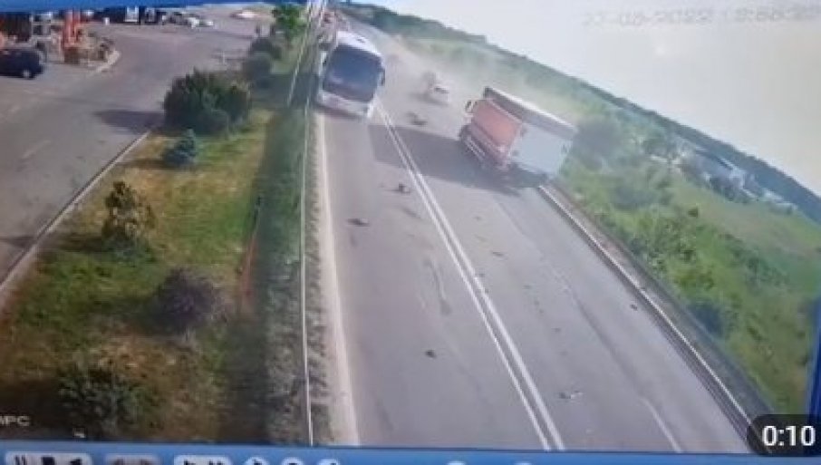 Slika broj 1080223. POGLEDAJTE TRENUTAK ŽESTOKOG SUDARA KOD RUŠNJA: Auto udara kamion i odbija se u autobus pun dece (VIDEO)