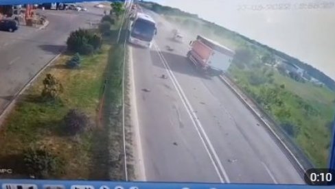 POGLEDAJTE TRENUTAK ŽESTOKOG SUDARA KOD RUŠNJA: Auto udara kamion i odbija se u autobus pun dece (VIDEO)