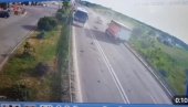 POGLEDAJTE TRENUTAK ŽESTOKOG SUDARA KOD RUŠNJA: Auto udara kamion i odbija se u autobus pun dece (VIDEO)