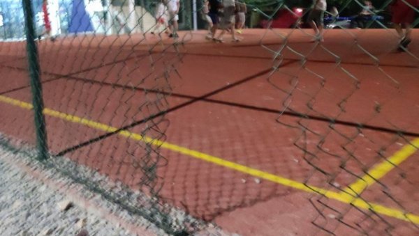 ВАНДАЛИ РАЗВАЛИЛИ ДЕЧИЈЕ ИГРАЛИШТЕ: Простор уређен пре 15 дана, покидана ограда на терену у Бару (ФОТО)