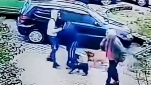 UZNEMIRUJUĆI SNIMAK PLJAČKE NA NOVOM BEOGRADU: Mladić napao ženu na ulici, počeo da je davi zbog lančića (VIDEO)