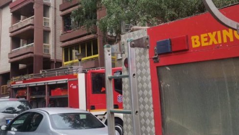 POŽAR U BULEVARU ARSENIJA ČARNOJEVIĆA: Gust dim izbija iz poslovnog prostora u vlasništvu Ministarstva pravde