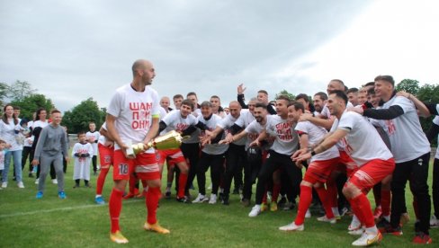 ISTORIJSKI PEHAR ZASIJAO U RUKAMA VRŠČANA: Fudbaleri OFK Vršac i zvanično prvaci Srpske lige Vojvodina