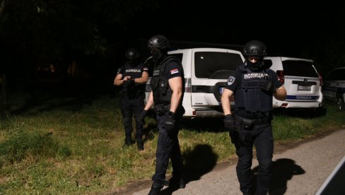 TRI METKA BILA KOBNA PO VUKA: Policija i dalje traga za Đurom N. (23) zbog sumnje da je u nedelju uveče počinio ubistvo u naselju Jakovo