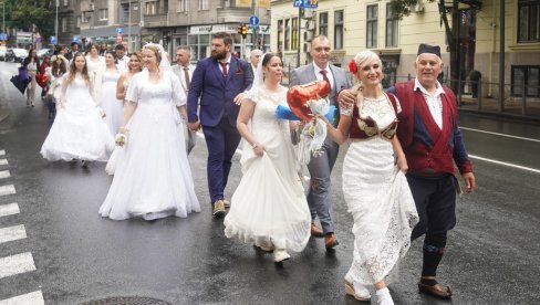 MLADENCI PLESALI I PO JAKOM PLJUSKU: Na platou ispred Starog dvora održano kolektivno venčanje za 26 parova