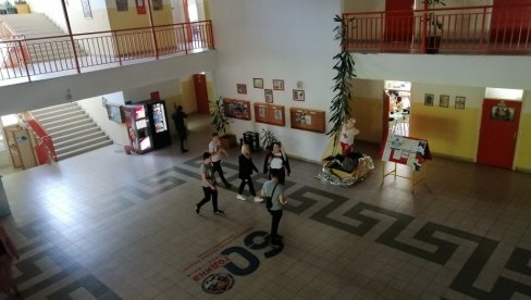 VREDE TRI CAREVA GRADA: Srednja medicinska škola u Sremskoj Mitrovici sjajna spona zaposlenih, đaka i roditelja (FOTO)