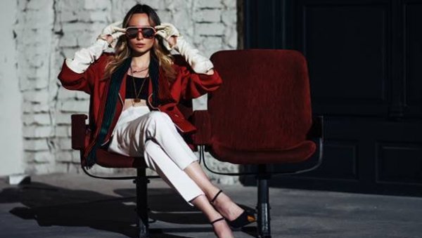 МЛАДА ТУРСКА УМЕТНИЦА ЛАЛА БАТМАН ПРЕДСТАЉА РАДОВЕ У БИОСКОПУ БАЛКАН: Гласови, лица, речи и снови