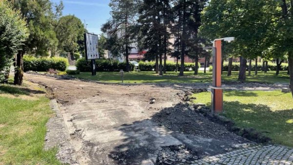 НОВЕ ПЕШАЧКЕ СТАЗЕ: У Горњем Милановцу завршени радови на реконструкцији градског парка