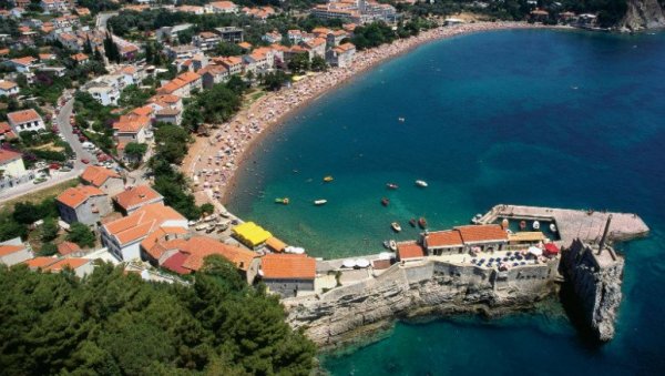 ОД РАТА ПОБЕГЛИ НА МОРЕ: Црногорски туристички радници пуни очекивања, број посетилаца удвостручен у односу на лани