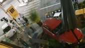 AUTOMOBILOM ULETEO U KAFIĆ NA DORĆOLU: Haos u centru grada posle ponoći, povređene tri osobe (FOTO)