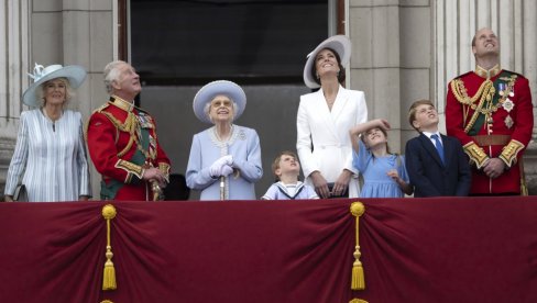 МАЛИ ПРИНЦ ОДУШЕВИО НАЦИЈУ: Урнебесна сцена на прослави јубилеја краљице Елизабете (ФОТО/ВИДЕО)