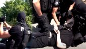 POGLEDAJTE SNIMAK FILMSKE AKCIJE POLICIJE: Specijalci preprečili put vozilu, razbili staklo i pohapsili dilere (VIDEO)