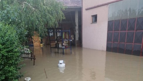 VELIKA NEPOGODA U TRSTENIKU: Kiša lila kao iz kabla, izlili se potoci - voda ušla u desetak kuća