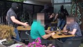 MIRNO SEDEO U KAFIĆU KADA SU UPALI SPECIJALCI: Pogledajte akciju hapšenja u Beogradu (VIDEO)