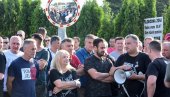ZAPOSLENI OČEKUJU BOLJE USLOVE: Zbog čega su pred fabrikom Fijat Krajsler automobila u Kragujevcu radnici organizovali protest