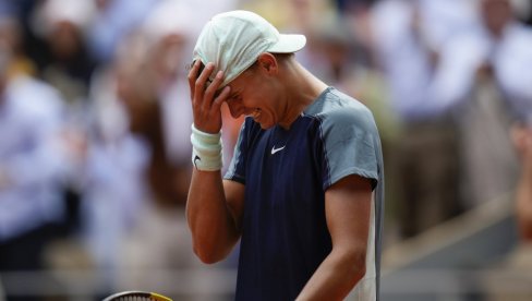 ISTERAO MAJKU SA TRIBINA: Nova teniska zvezda napravila skandal na Rolan Garosu