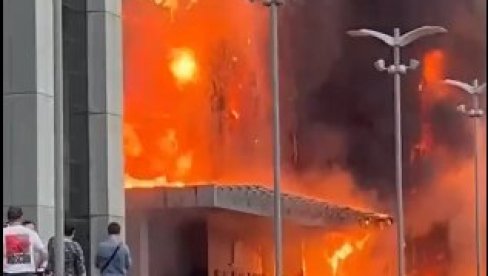 VELIKI POŽAR U MOSKVI: Gori biznis centar, ljudi ostali zarobljeni u objektu (VIDEO)