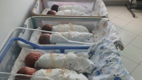 ZA DAN ROĐENO 25 BEBA, MEĐU NJIMA DVA BRATA: Lepe vesti iz porodilišta u Novom Sadu