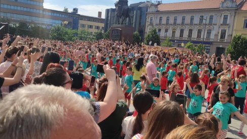 PRELEPE SLIKE IZ ZRENJANINA: Nekoliko stotina mališana zaplesalo na gradskom trgu (FOTO)