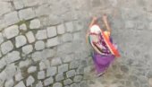ЖЕНЕ ПАУЦИ РИЗИКУЈУ ЖИВОТ ЗБОГ ВОДЕ: Индијке се без икакве опреме спуштају и пењу по зиду бунара (ВИДЕО)