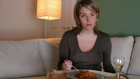 RIZIK PO ZDRAVLJE: Obilna večera i grickalice ispred televizora su loša kombinacija