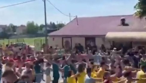 PESMA I VOZIĆ ZA KRAJ ŠKOLE: Ovako su maturanti iz Zemuna proslavili završetak srednjoškolskih dana (VIDEO)