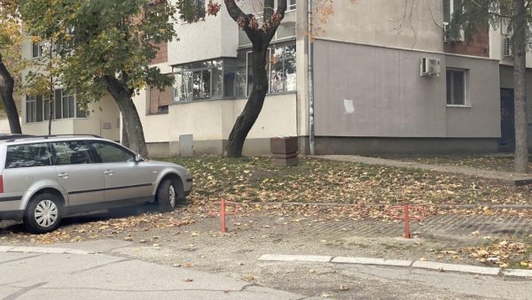СТУБИЋИ ГАРАНТУЈУ САМО КАЗНУ: На паркиралиштима све више нелегалних препрека за заузеће места