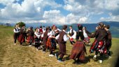 KOLCE ZA PASTIRE: Meštani staroplaninskog sela Pokrevenik, seosku slavu obeležili na vrhu i vidikovcu Smilovica