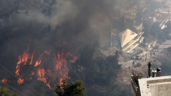 ПОЖАР НА ПЕРИФЕРИЈИ АТИНЕ ИЗМАКАО КОНТРОЛИ: Ватра се брзо проширила због ветра, започета евакуација становништва (ФОТО)