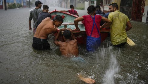 FOTOGRAFIJE KATASTROFE NA KUBI: Oluja odnela dva života, evakuisano više od 400 ljudi (FOTO)