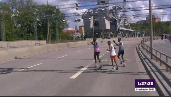 МАРАТОНЦИ ТРЧЕ ДОДАТНИ КРУГ: Кeнијац победио у Стокхолму иако је трчао више од километра дуже од осталих (ВИДЕО)