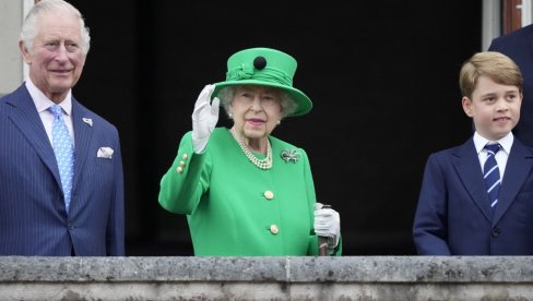 ПОСЛЕДЊИ ДАН ПРОСЛАВЕ ПЛАТИНАСТОГ ЈУБИЛЕЈА: Краљица са балкона палате поздравила Британце (ФОТО)