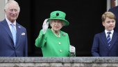 ПОСЛЕДЊИ ДАН ПРОСЛАВЕ ПЛАТИНАСТОГ ЈУБИЛЕЈА: Краљица са балкона палате поздравила Британце (ФОТО)