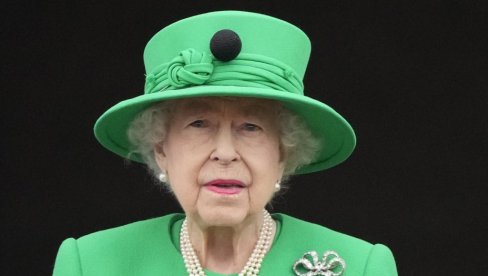 SA SVIM PRAUNUCIMA: Objavljena do sada neviđena fotografija Kraljice Elizabete Druge