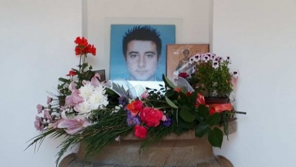 ПАРАСТОС ЗА ДИМИТРИЈА: Осамнаест година од убиства ученика из Грачанице