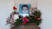 PARASTOS ZA DIMITRIJA: Osamnaest godina od ubistva učenika iz Gračanice