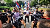 PROPALI NATO PROTESTI PROTIV VUČIĆA I LAVROVA: Šaka jada okupljena ispred Predsedništva (FOTO)