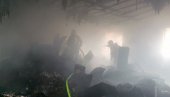 ВЕЛИКИ ПОЖАР У ЗЕМУНУ: Гори магацин од 500 квадрата, густ дим излази кроз кров (ФОТО)