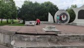 ХУЛИГАНИ СА МЕТЛАМА: Очистили споменик страдалима у НОБ, прети им казна од 50.000 динара! (ФОТО)