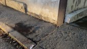 ФОТОГРАФИЈЕ СА ЛИЦА МЕСТА: Избоден мушкарац у Нишу након свађе, полиција га затекла како лежи на бетону (ФОТО)