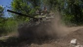 ПОГЛЕДАЈТЕ – ДЕЈСТВО РУСКИХ ОКЛОПЊАКА: Тенкови, БВП и противтенковске посада на ратишту у Донбасу (ВИДЕО)