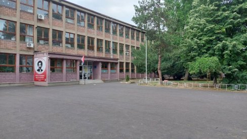 ОГЛАСИЛО СЕ МИНИСТАРСТВО ПРОСВЕТЕ: Дојаве о бомбама стигле у више од 200 школа у Београду