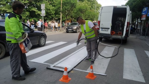 САОБРАЋАЈНА БЕЗБЕДНОСТ У ПАРАЋИНУ: У току је обнова пешачких прелаза и остале хоризонталне сигнализације