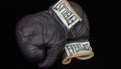 KAKAV ČOVEK: Apsolutni šampion sveta u boksu nikada nije izgubio meč, a upravo se odrekao sva četiri pojasa