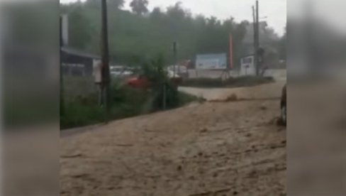 JAKO NEVREME POGODILO JUG SRBIJE: Ulicom teče reka, delovi Niša bez struje (VIDEO)